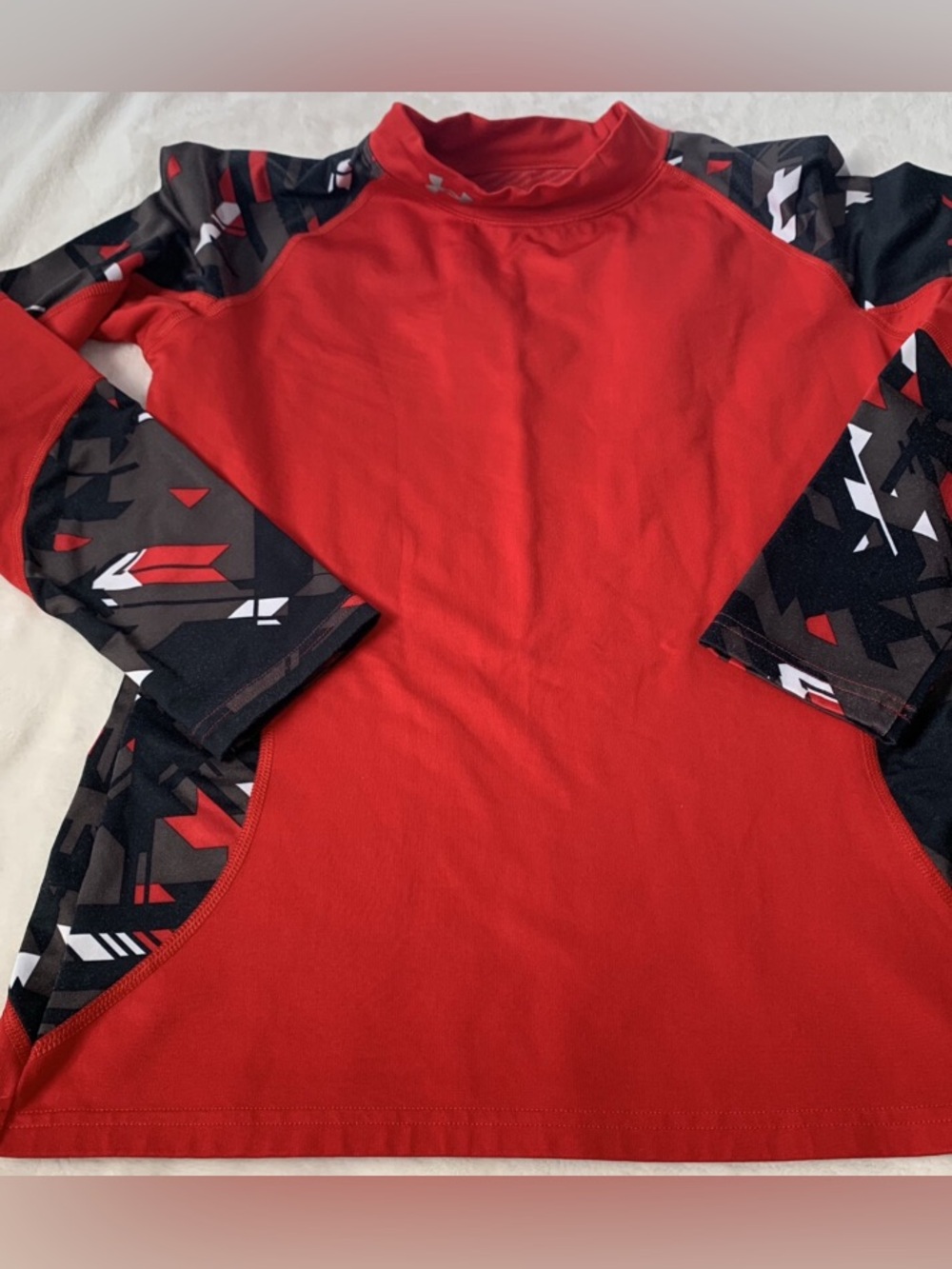 Under Armour Red Coldgear Top with Black Graphic Sleeves Size Youth XL